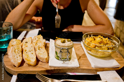Frau isst Tapas in Dubrovnik