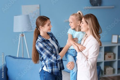 Foto Mother leaving her daughter with nanny at home