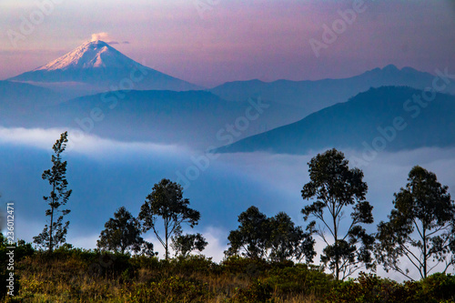 Meravigliosa alba in Machinguì, con vista dei vulcani Cayambe, Cotopaxi e Pichincha. Ecuador