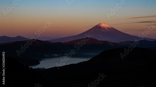 sunrise in mountains © Kento