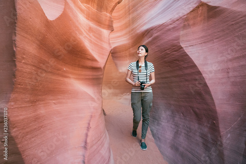 girl with casual suit visiting the desert.