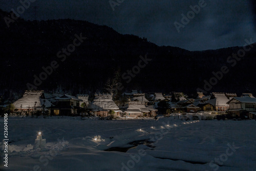 雪の茅葺屋根