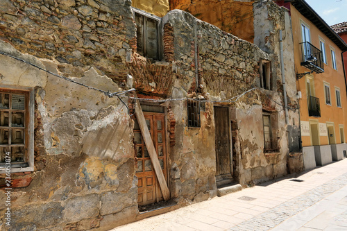 Foto Medieval tumbledown building in Arco Spain