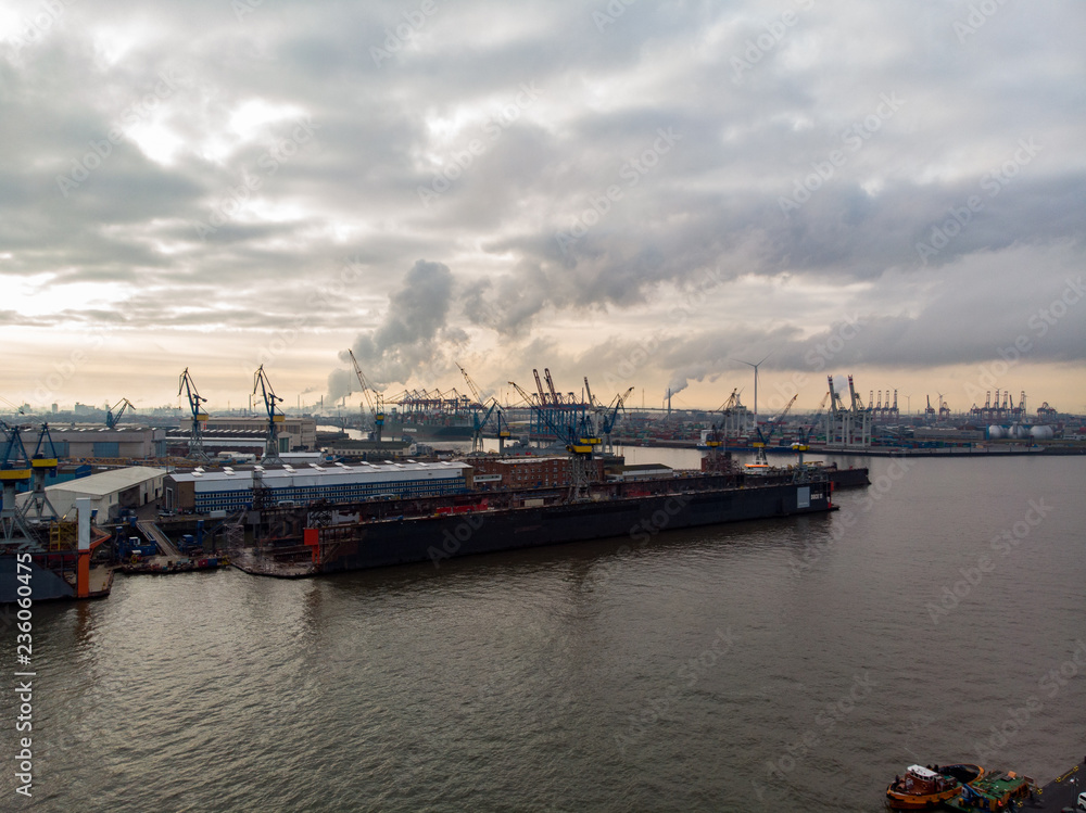 Blick auf den Hamburger Hafen (Luftaufnahme, Drohne)