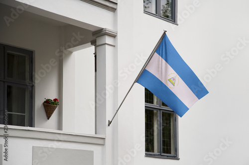 Konstfotografi Nicaragua flag hanging on a pole in front of the house