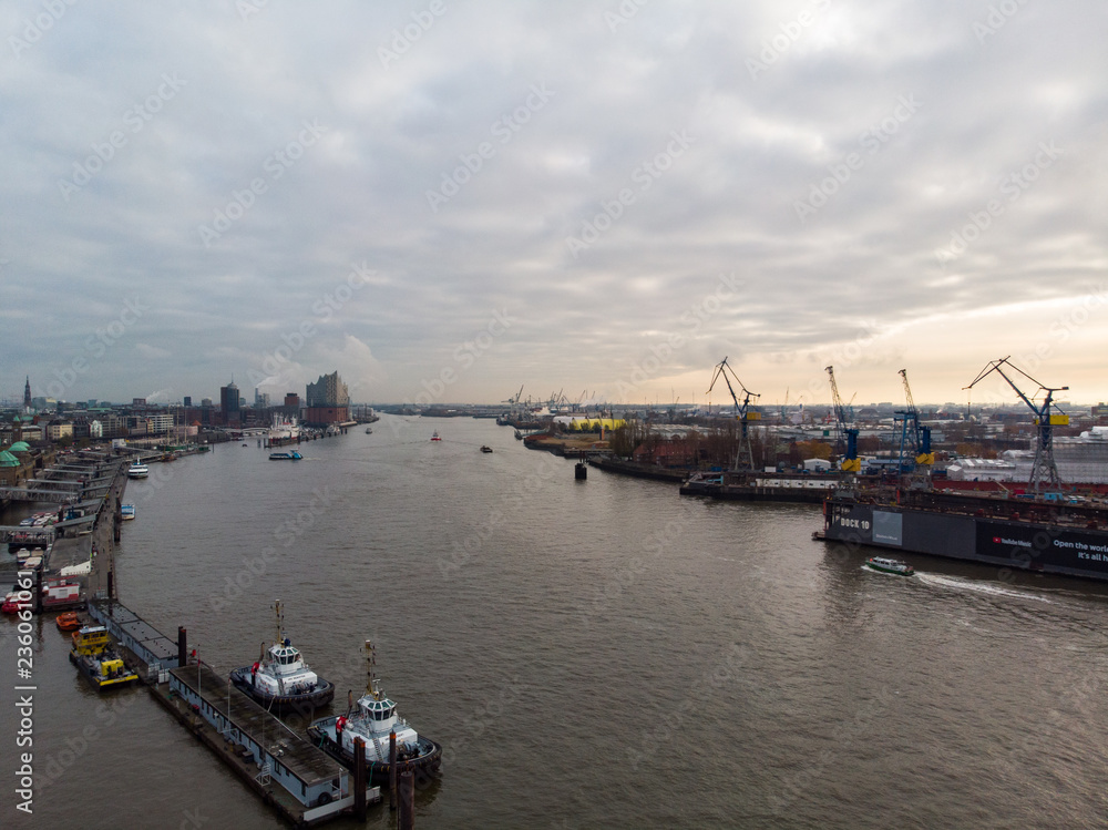 Blick auf die Elbe mit Elbphilharmonie und Hafen (Luftaufnahme, Drohne)