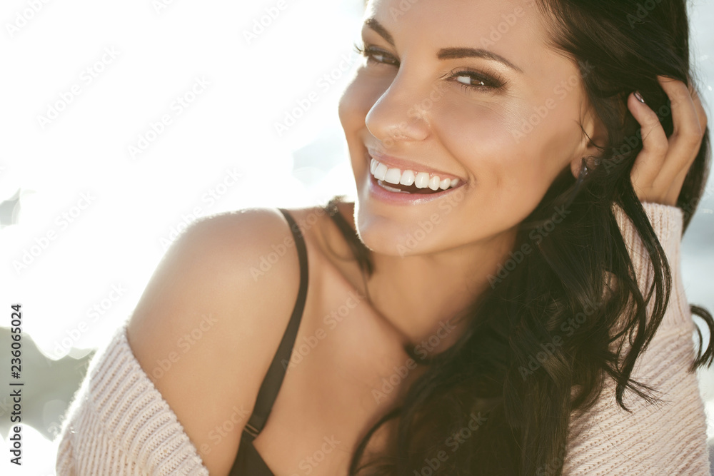 Fototapeta premium Piękna kobieta z uśmiechem