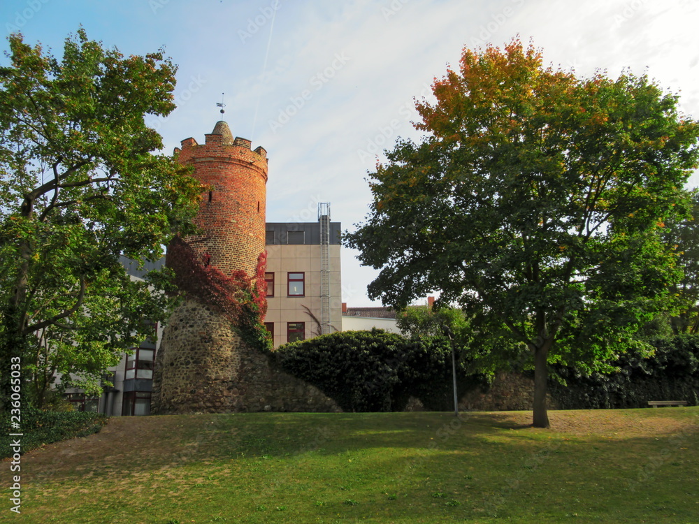 Fototapeta premium Fürstenwalde, Stadtmauer mit Bullenturm
