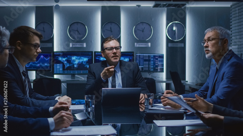 Quadro su tela Senior Government Member Holds an Impromptu Meeting with His Team of Advisors at the Emergency Operations Center
