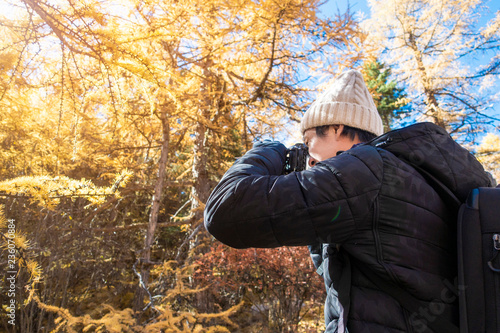 Traveller man is photograph Mountain view in autumn