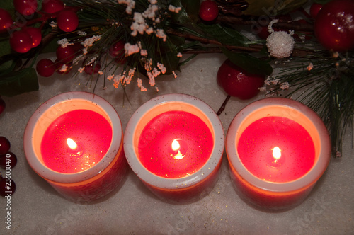 Candele natalizie con decorazioni ed ornamenti sullo sfondo. Aria di Natale. photo