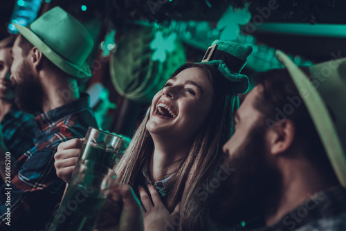 Obraz na płótnie Friends celebrating a Saint Patrick's Day at pub w salonie