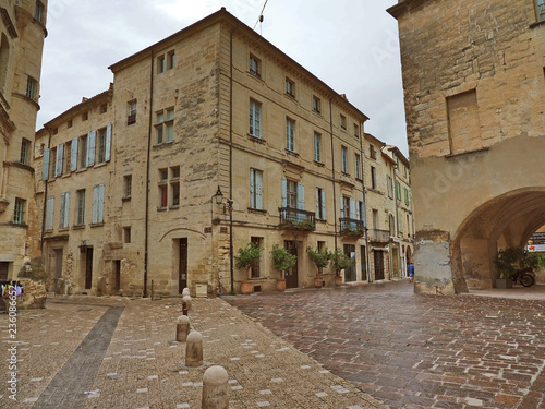 Obraz na płótnie Uzès – gemütliche Kleinstadt in Frankreich - High Dynamic Range Image (HDR)
w salonie