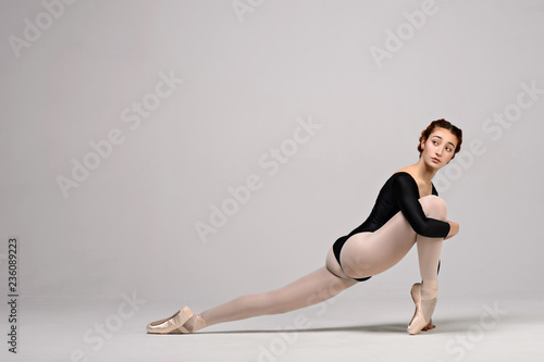 Fototapeta Naklejka Na Ścianę i Meble -  Elegant ballerina dancing in the studio. Young ballet dancer