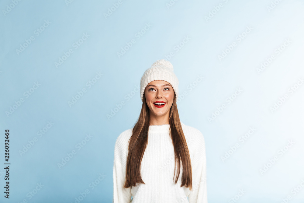 Obraz premium Pretty young woman wearing sweater and hat