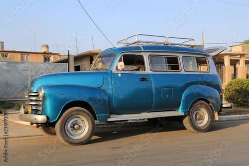 Wunderschöner blauer Oldtimer auf Kuba (Karibik)