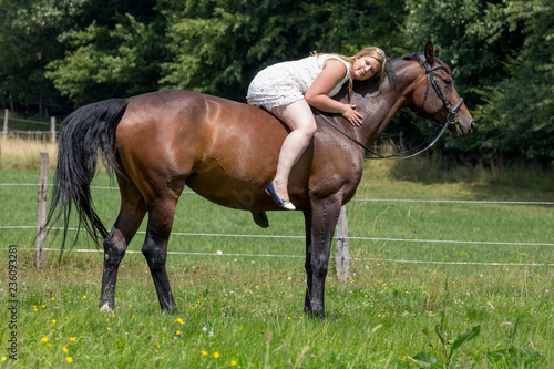 Junge Pferdehalterin mit ihrem hübschen Pferd