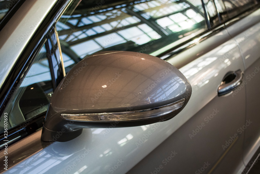 Obraz premium Side rear-view mirrors on the gray sports car.