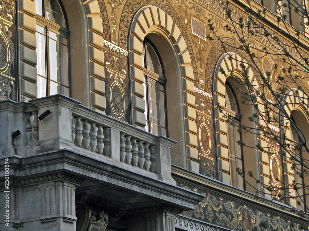 Obraz premium Old house windows in Budapest, Hungary