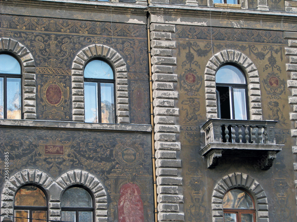 Obraz premium Old house windows in Budapest, Hungary