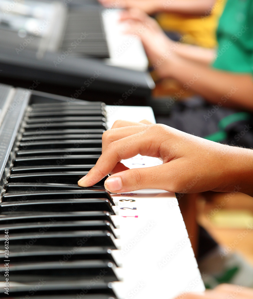 Obraz premium Kids playing keyboard