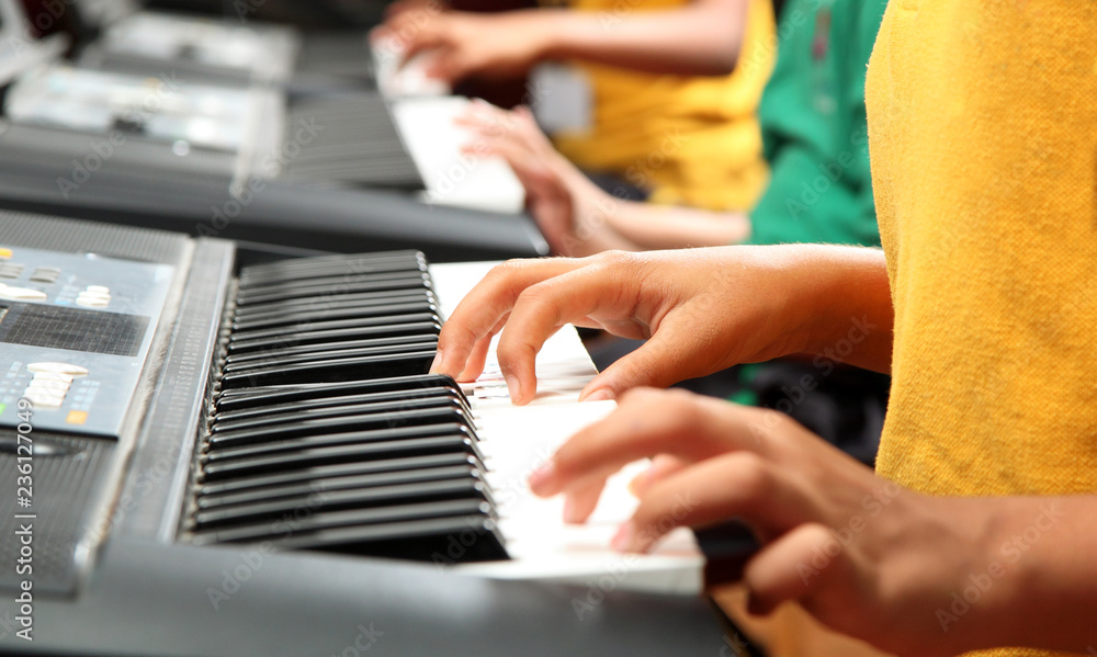 Obraz premium Kids playing keyboard