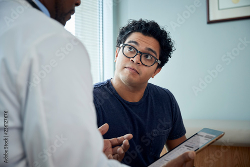 Foto Doctor speaking with patient