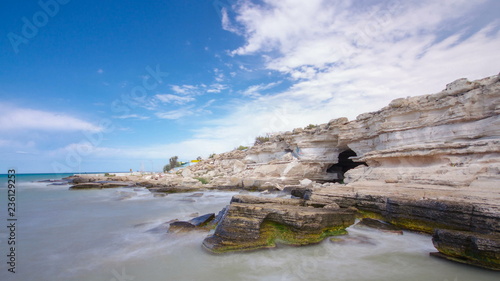Tableau sur toile Seascape from the deserted shore to the caspian sea with blue sky and roaring wa
