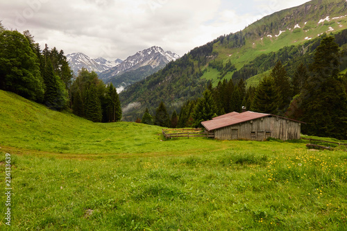 Berghütte in den Allgäuer Alpen im Frühling