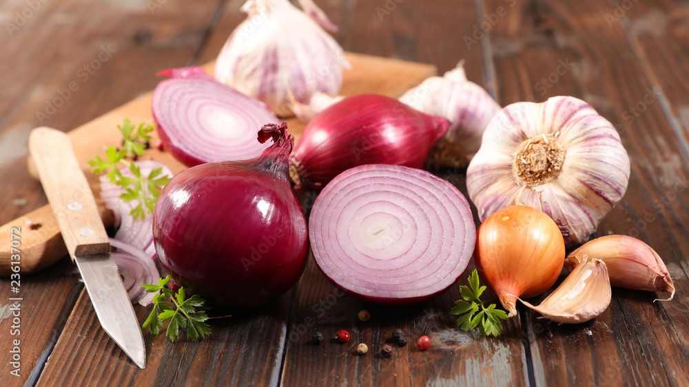 fresh red onion, garlic on wood background - obrazy, fototapety, plakaty 