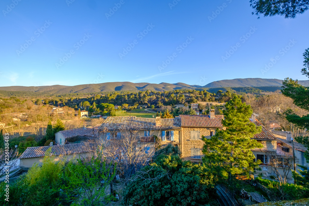 Vue panoramique sur le massif de Luberon depuis le sommet du village de Cucuron. Provence, France.