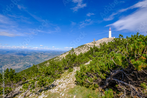 Le sommet du Mont Ventoux, France. Vue panoramique sur le Provence, ciel bleu avec de beaux nuages. 