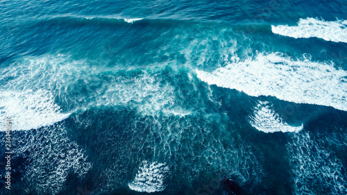 Widok z lotu ptaka drone pięknej powierzchni fali morskiej