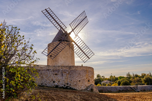 Ancien moulin à vent à Régusse, Provence, France. 