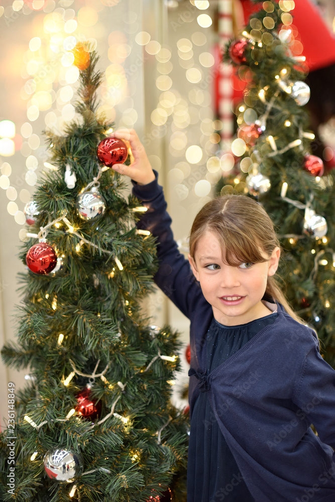 Magnifique jeune fille au pied du sapin Magnifique jeune fille au pied du sapin