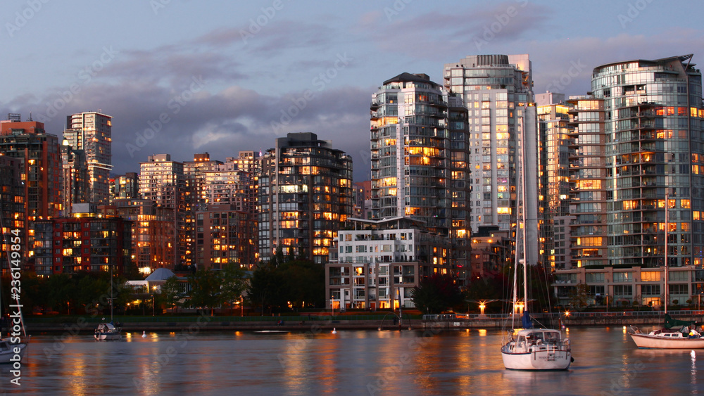 Fototapeta premium Sunset scene of Vancouver, Canada city center
