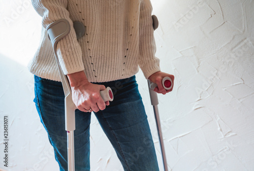 Frau mit orthopädischen Unterarmstützen