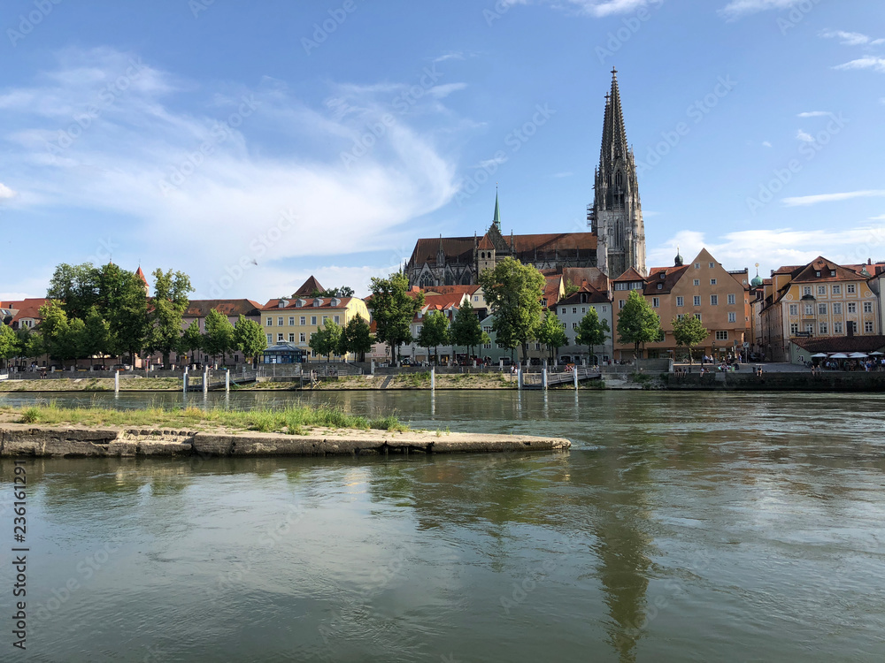 Obraz premium St Peter Cathedral on the Danube river