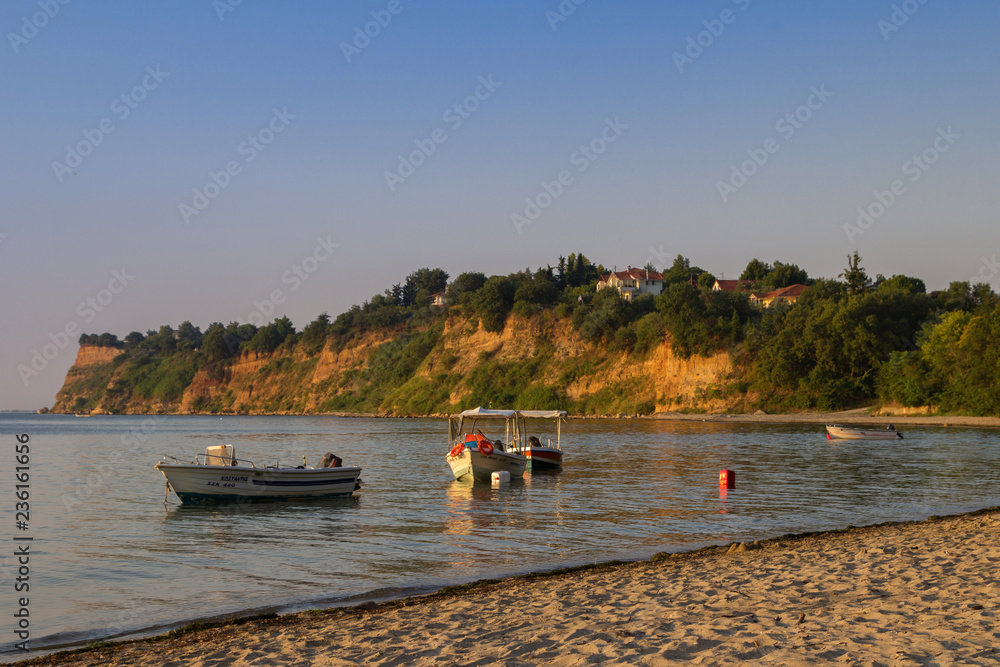 Obraz premium Sea and umbrellas on the beach in Greece