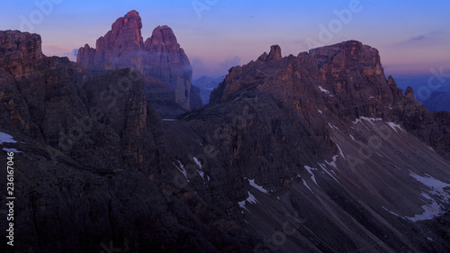 Tableau sur toile Behind the scenes: A different view of the tre cime and mount paterno / Perspekt
