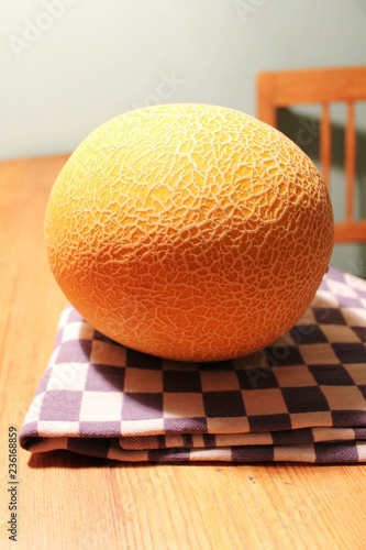 Netzmelone ( Galiamelone) auf dem Küchentisch
