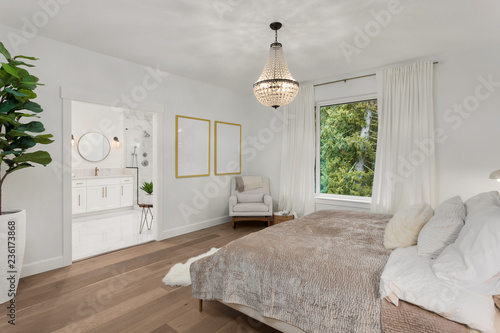 Foto Beautiful Bedroom in New Luxury Home with View of Master Bathroom