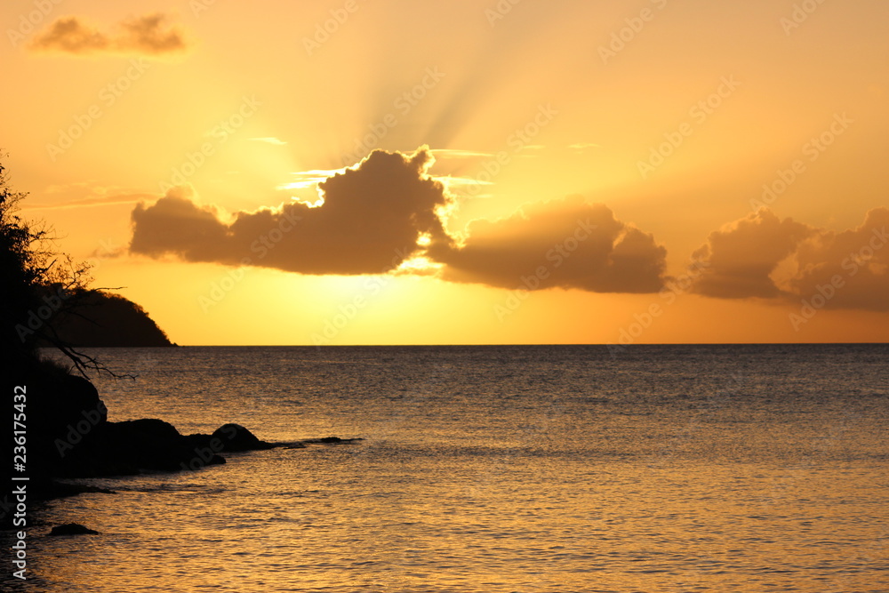 Coucher de soleil sur la mer en Martinique dans les caraïbes Coucher de soleil sur la mer en Martinique dans les caraïbes