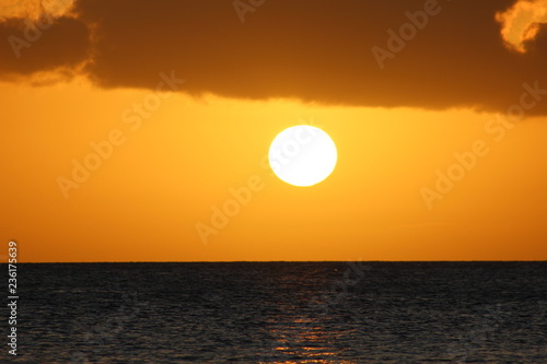 Coucher de soleil sur la mer en Martinique dans les cara  bes