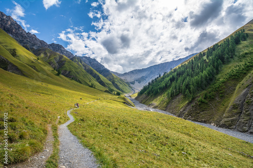 Wanderer auf dem Weg zur Alp Trupchun.