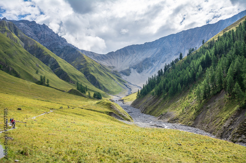 Wanderer auf dem Weg zur Alp Trupchun.