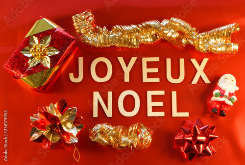 Fototapeta Naklejka Na Ścianę i Meble -  Joyeux Noël et décorations de Noël sur fond rouge