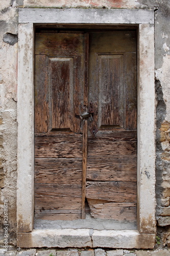 porta chiusa in legno