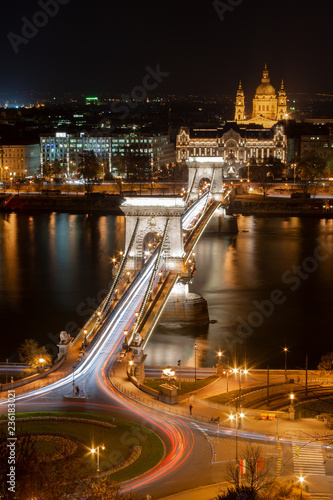  Skyline von Budapest bei Nacht, die Kettenbrücke und der Clark Adam Platz. Im Hintergrund der Stephansdom am Donauufer in der Hauptstadt von Ungarn