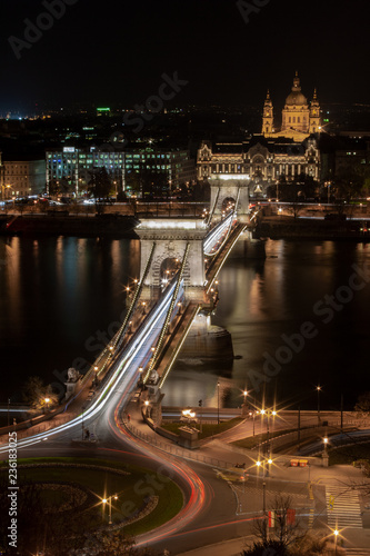 Die Kettenbrücke (Szechenyi Lanchid) in Budapest, Ungarn, betrachtet von der Buda Seite der Donau. Im Vordergrund: Clark Adam Ter (Square)